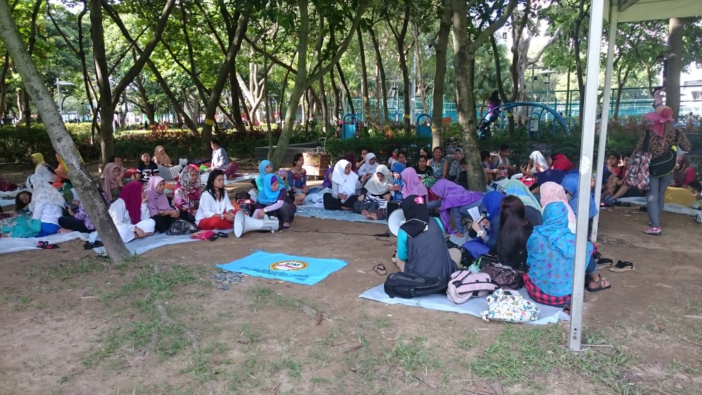 Mehr als 300.000 südostasiatische Hausangstellte leben in Hongkong. Sonntag ist der einzige arbeitsfreie Tag in der Woche. Die Indonesierinnen treffen sich im Victoria Park...